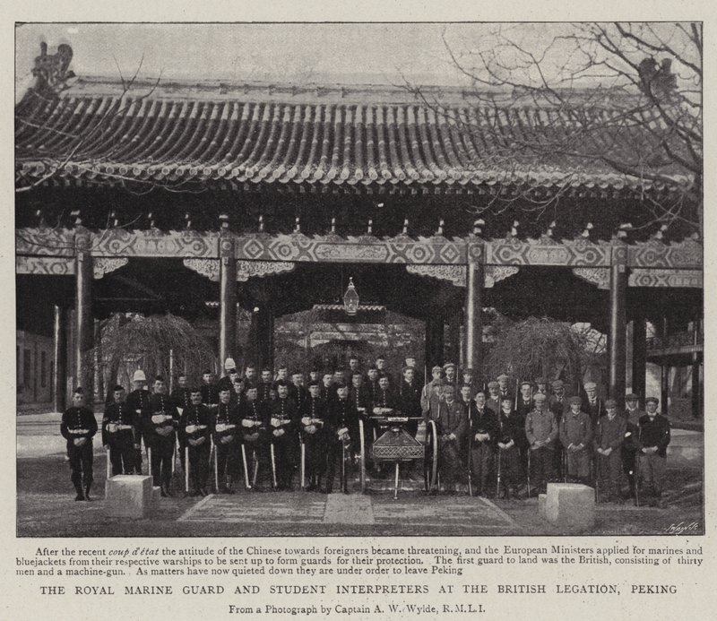 De Royal Marine Guard en studenttolken bij de Britse legatie in Peking door English Photographer