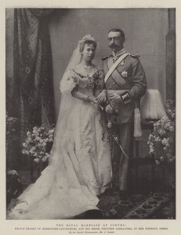 Het koninklijk huwelijk in Coburg, prins Ernest van Hohenlohe-Langenburg en zijn bruid, prinses Alexandra, in haar trouwjurk door English Photographer