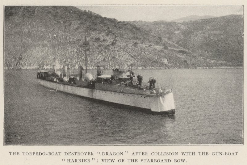 De torpedobootjager Dragon na botsing met het kanonneerboot Harrier, zicht op de stuurboordboeg door English Photographer