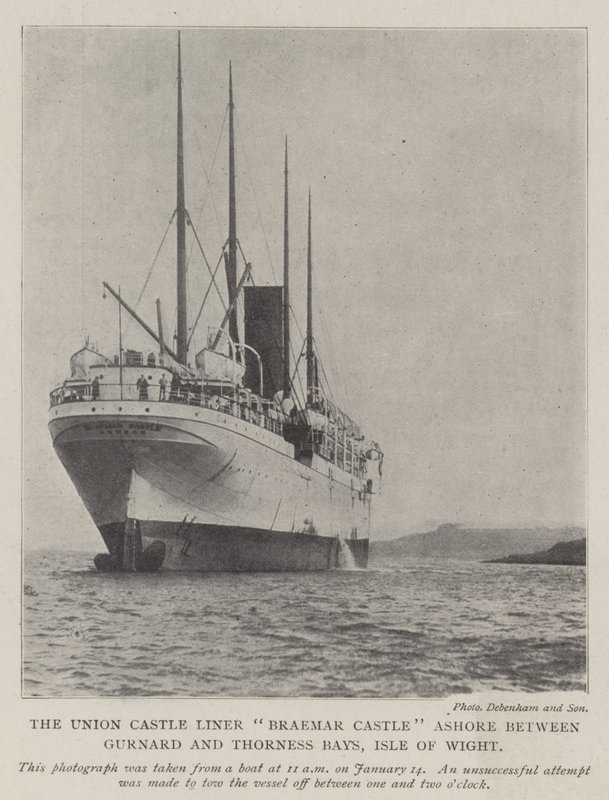 De Union Castle Liner Braemar Castle aan de grond tussen Gurnard en Thorness Bays, Isle of Wight door English Photographer