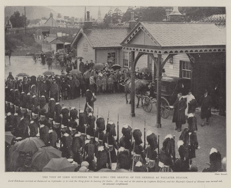 Het bezoek van Lord Kitchener aan de koning, de aankomst van de generaal op station Ballater door English Photographer