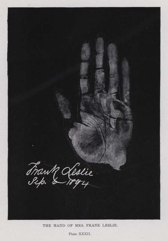 De hand van mevrouw Frank Leslie door English Photographer