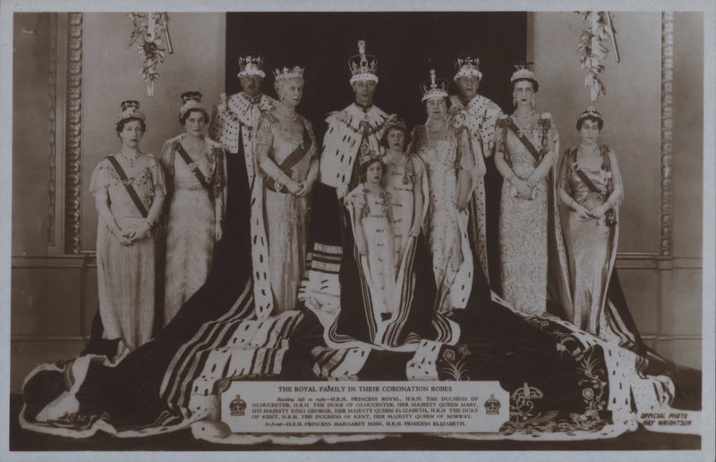 De koninklijke familie in hun kroningsgewaden door English Photographer