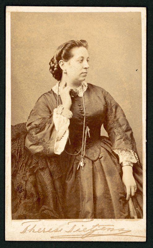 Therese Tietjens, portret (zw/w foto) door English Photographer