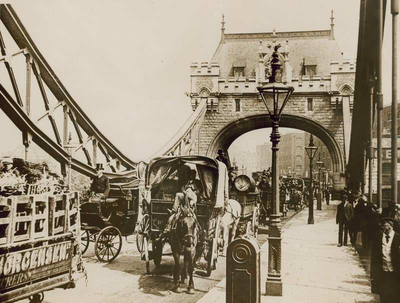 Verkeer over de Tower Bridge door English Photographer