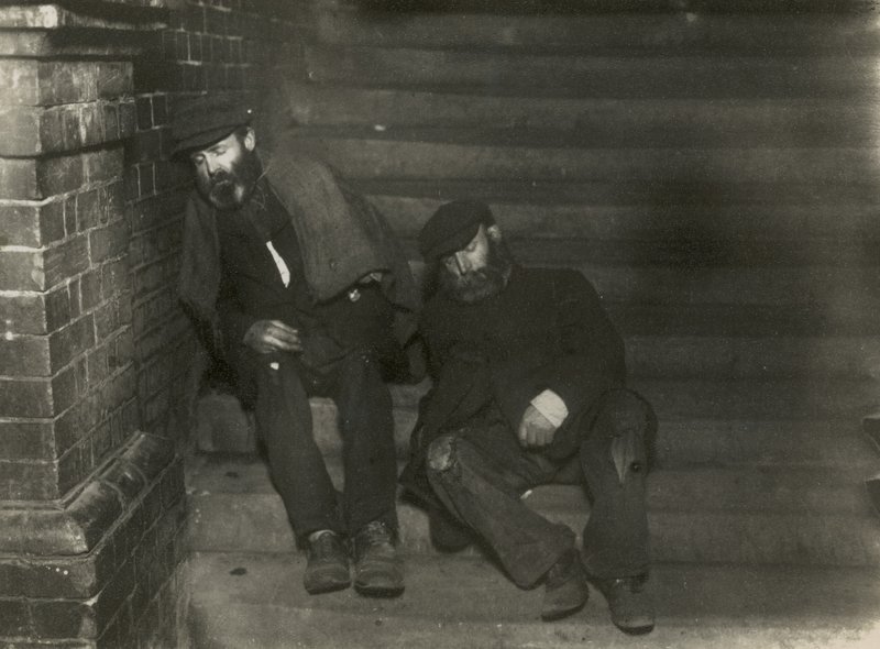 Twee daklozen slapend op trappen door English Photographer