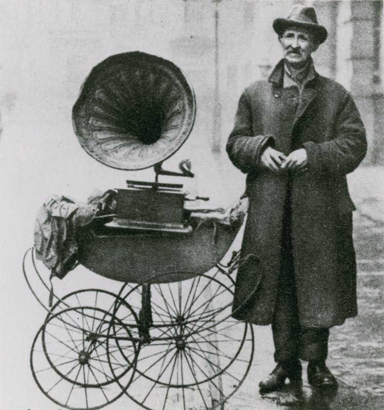 Ongenoemde foto van man met een fonograaf in een kinderwagen door English Photographer