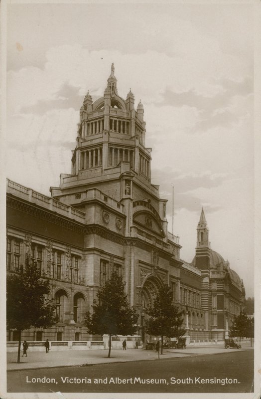 Victoria and Albert Museum, South Kensington, Londen door English Photographer