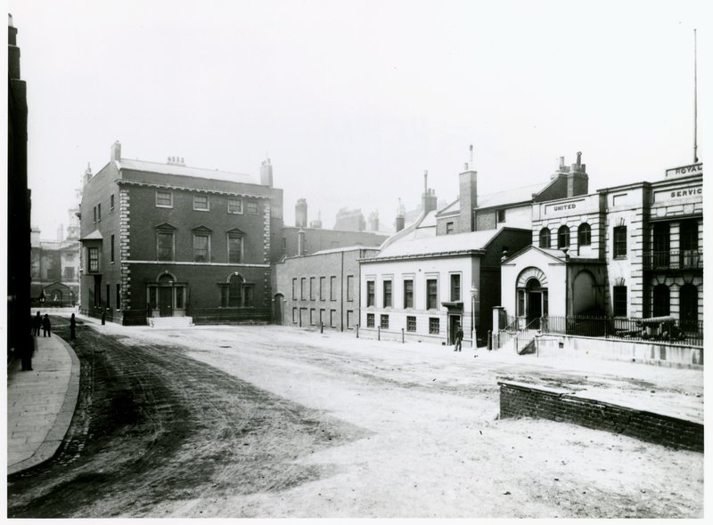 Whitehall Court of Yard, Vanbrugh House, gesloopt 1898 door English Photographer