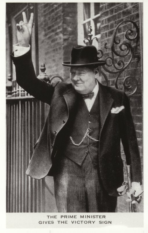 Winston Churchill maakt het Overwinningsteken buiten 10 Downing Street, 5 juni door English Photographer