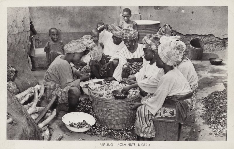 Vrouwen die kolanoten pellen, Nigeria door English Photographer