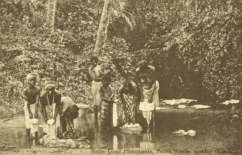 Vrouwen wassen kleren in een rivier, Sierra Leone door English Photographer