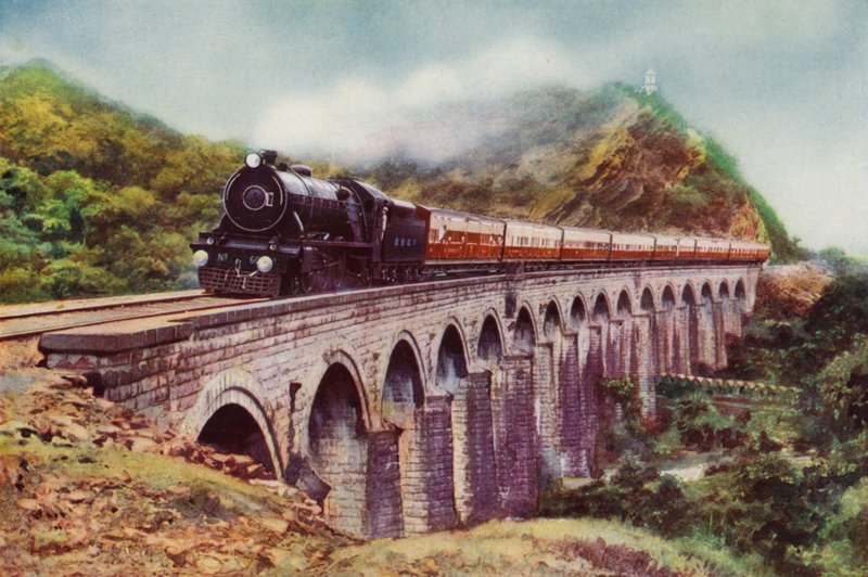 4-6-2 stoomlocomotief van de Bombay, Baroda en Central India Railway die de Frontier Mail trekt over een viaduct tussen Bombay en Delhi door English School