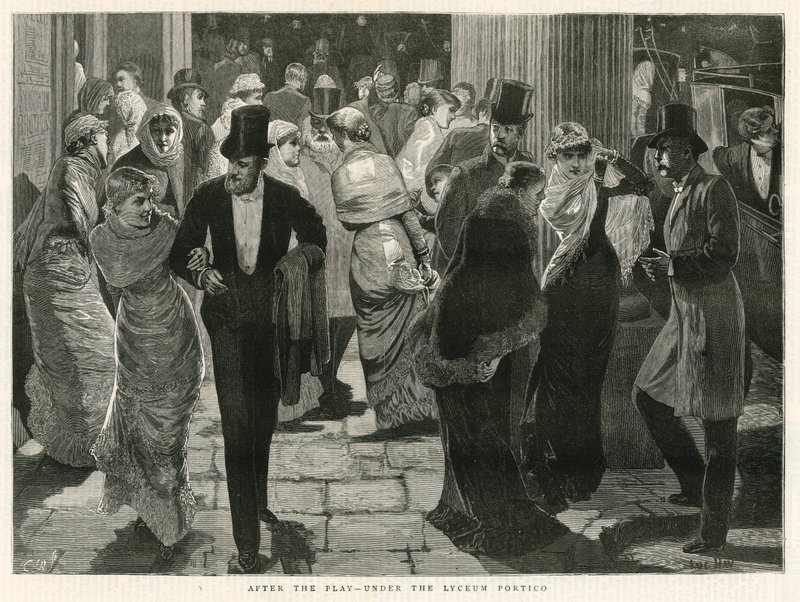 Na het toneelstuk - onder de Lyceum Portico door English School