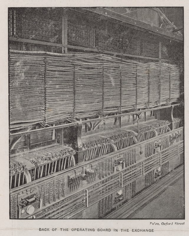 Achterkant van het bedieningspaneel in de uitwisseling van de National Telephone Company door English School