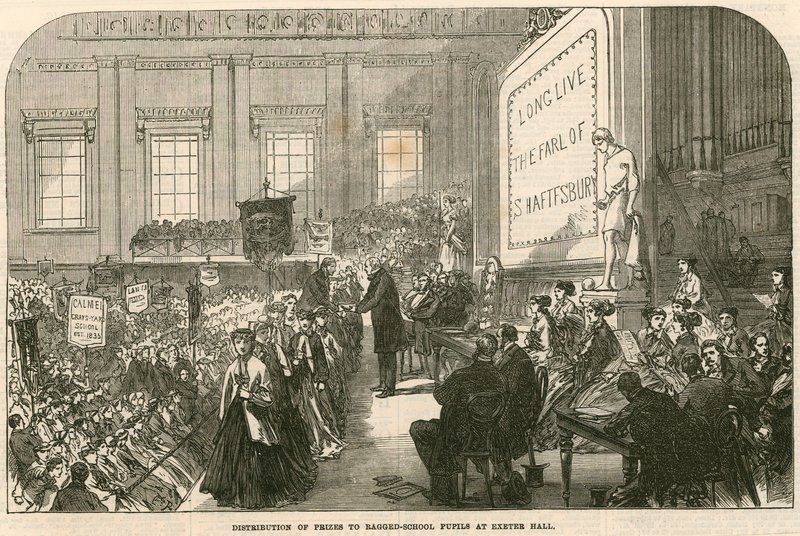 Uitdeling van prijzen aan leerlingen van de ragged-school in Exeter Hall, Strand, Londen door English School