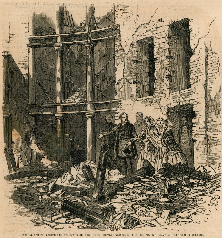 Hare Majesteit, vergezeld door de Prinses Royal, bezoekt de ruïnes van Covent Garden Theatre, Londen door English School