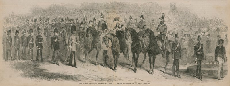 Hare Majesteit deelt het Victoria Cross uit door English School