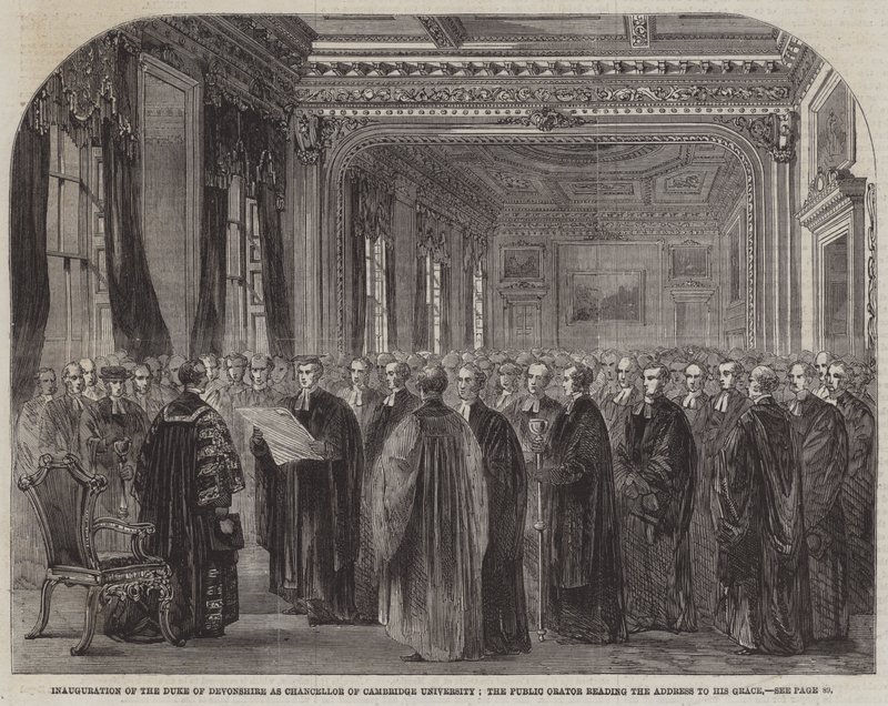 Inhuldiging van de Hertog van Devonshire als Kanselier van de Universiteit van Cambridge, de openbare redenaar leest het adres voor aan Zijne Genade (gravure) door English School