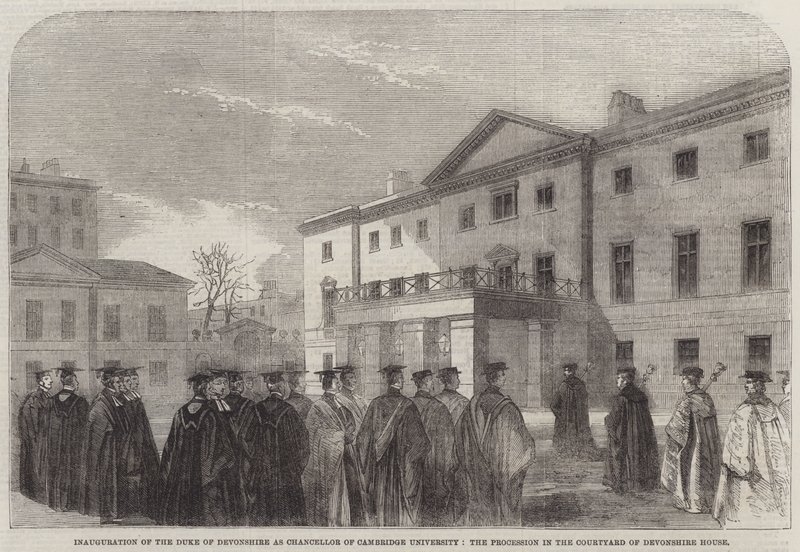 Inhuldiging van de Hertog van Devonshire als Kanselier van de Universiteit van Cambridge, de processie op de binnenplaats van Devonshire House (gravure) door English School