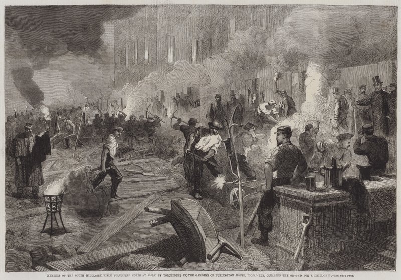 Leden van het South Middlesex Rifle Volunteers Corps aan het werk bij fakkellicht in de tuinen van Burlington House, Piccadilly, het terrein vrijmakend voor de oefenloods (gravure) door English School