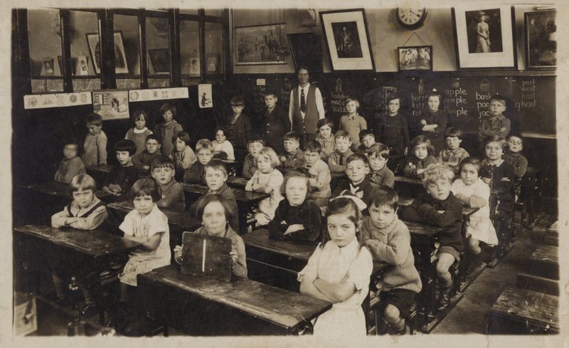 Schoolkinderen in hun klaslokaal (z/w foto) door English School
