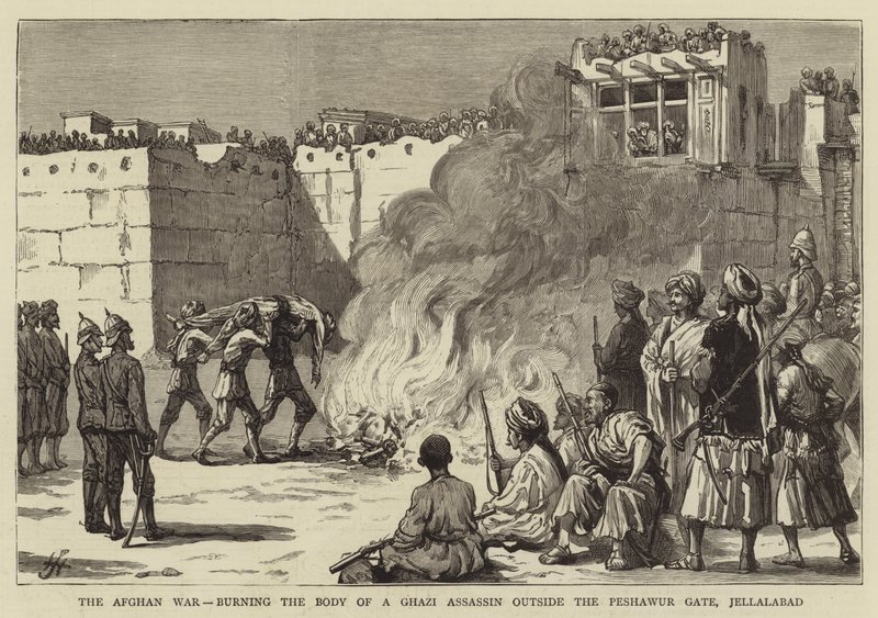De Afghaanse oorlog, het verbranden van het lichaam van een Ghazi-moordenaar buiten de Peshawur-poort, Jellalabad (gravure) door English School
