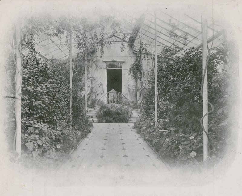 De conservatoriumingang van Wimbledon Park House door English School