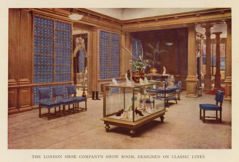 De showroom van de London Shoe Company, ontworpen in klassieke lijnen door English School