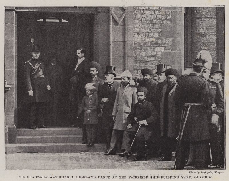 De Shahzada kijkt naar een Highland-dans in de Fairfield-scheepswerf, Glasgow (gravure) door English School