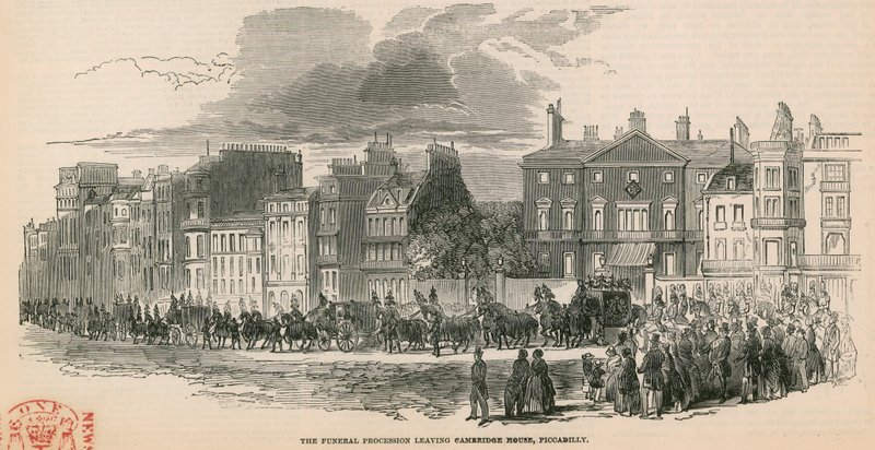 De begrafenisstoet van ZKH De Hertog van Cambridge vertrekt vanuit Cambridge House, Piccadilly, Londen door English School