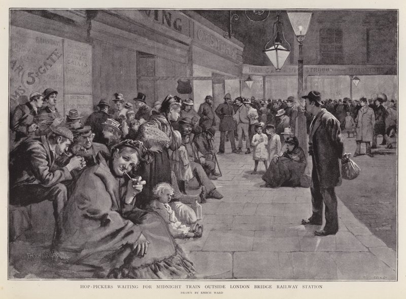 Hopplukkers wachten buiten London Bridge Station op de nachttrein naar Kent door Enoch Ward