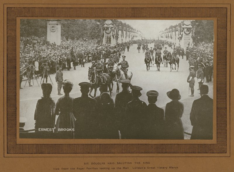 Overwinningsvieringen in Londen in 1919, Sir Douglas Haig groet de koning (zwart-wit foto) door Ernest Brooks
