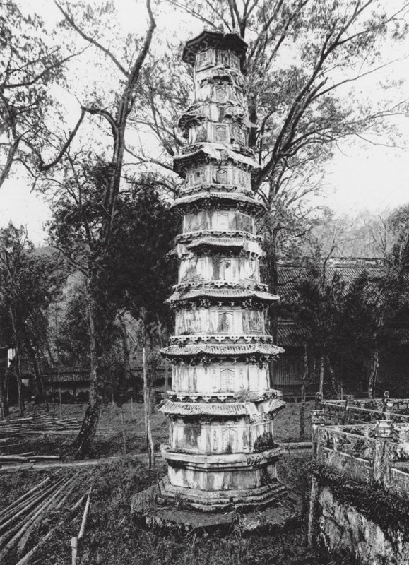 Hangchoufu, Sihu, Yun lin sze, Chekiang, Pagode in het Wolkenbosklooster aan het Westmeer bij Hangchou door Ernst Boerschmann