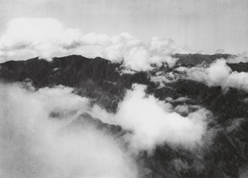 Hua shan, Pai yun, Shensi, Witte wolken rond de top van de Heilige Berg door Ernst Boerschmann