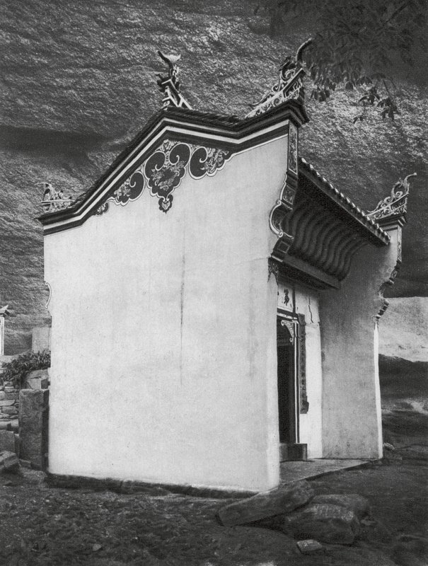 Ichangfu, Lung wang tung, Hupei, Poort Hal in de Tempel van de Drakenkoning door Ernst Boerschmann