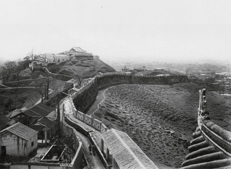 Kuangchou, Kuanyin shan, Kuangtung, Uitzicht vanaf de Noordtoren van de noordmuur van de stad en Kuanyin heuvel door Ernst Boerschmann