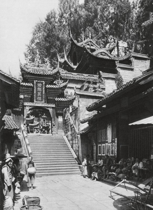 Kuanhien, Ori Lang miao, Szechuan, Ingang van de Ori Lang Tempel door Ernst Boerschmann