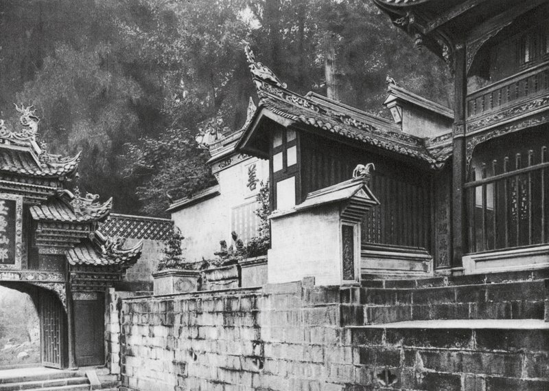 Kuanhien, Ori Lang miao, Szechuan, Eerste voorhof van de Ori Lang Tempel door Ernst Boerschmann