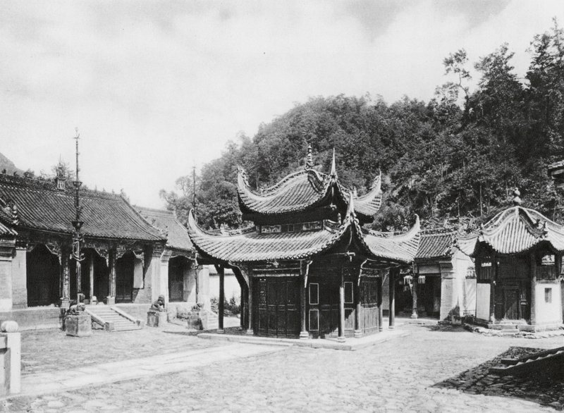 Miao tai tze, Shensi, Hoofdhof van het klooster door Ernst Boerschmann