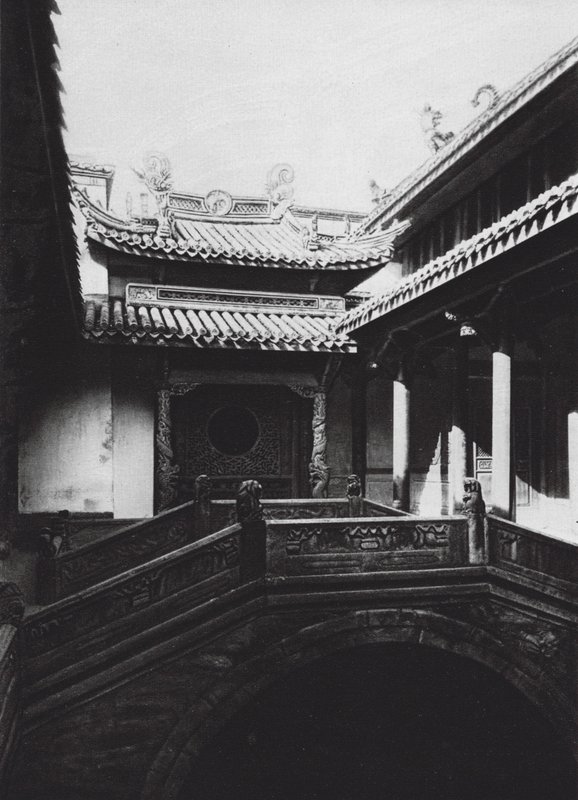 Ningpo, Fukien hui kuan, Chekiang, Voorhof in de Fukien Club door Ernst Boerschmann