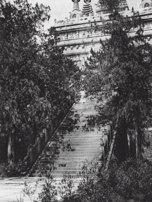 Peking, Si shan, Pi yun sze, Chihli, Westelijke Heuvels bij Peking, Trap naar de Marmeren Pagode (zwart-wit foto) door Ernst Boerschmann