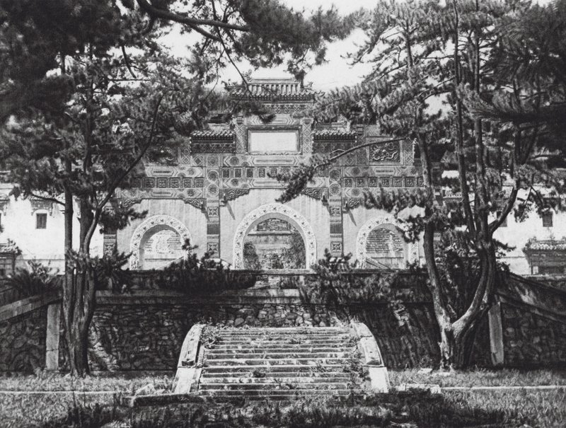 Peking, Si shan, Tsing i yuan, Chihli, gekleurd geglazuurde poort in de Westelijke Heuvels bij Peking door Ernst Boerschmann