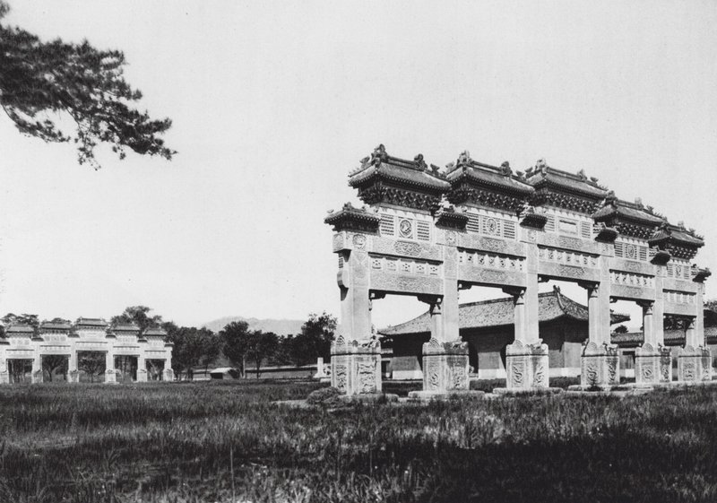 Siling, Chihli, De Westelijke Keizerlijke Graven van de Manchu Dynastie, Hoofdingang door Ernst Boerschmann
