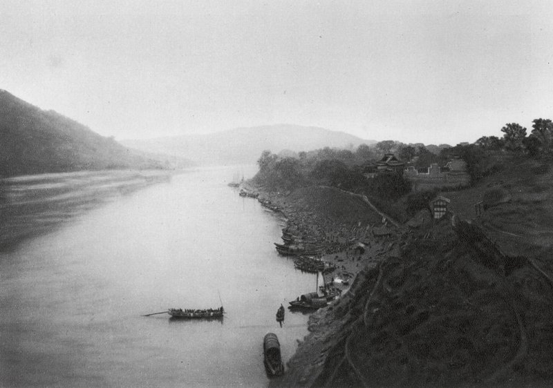 Suchoufou, Szechuan, uitzicht vanaf de stad over de Min-rivier (zw/w foto) door Ernst Boerschmann