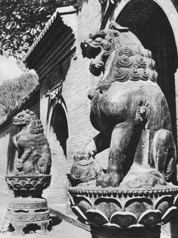 Taiyuanfu, Ta pei sze, Shansi, Bronzen leeuwen bij de tempelingang door Ernst Boerschmann