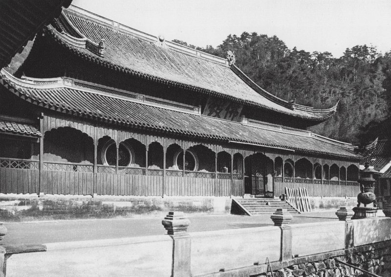 Tien tung sze, Chekiang, Hoofdhal in het Klooster van de Hemelse Jongen bij Ningpo door Ernst Boerschmann