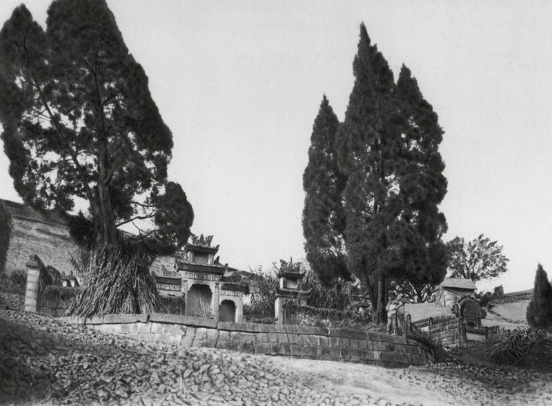 Wanhien, Kiao ting shan, Szechuan, Graf op de hellingen van Kiao ting Hill nabij Wanhien door Ernst Boerschmann