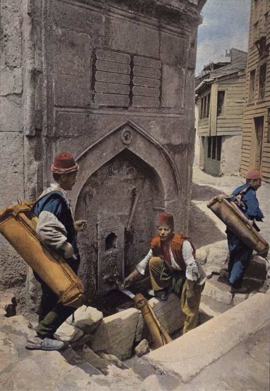 Waterdragers in Constantinopel door European Photographer