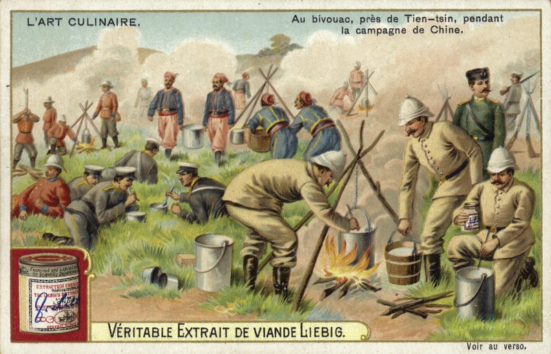 Soldaten koken bij een bivak nabij Tientsin tijdens de campagne in China door European School